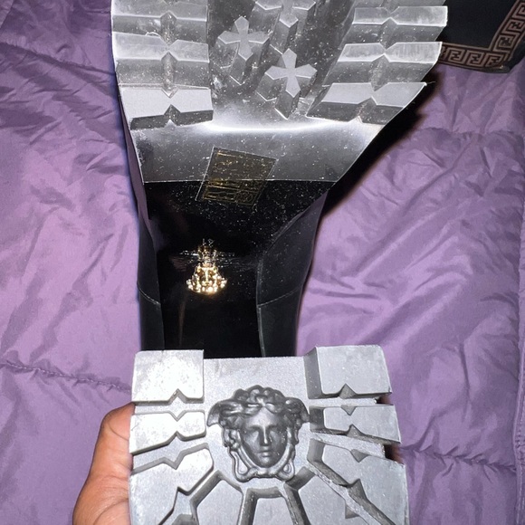 VERSACE🤩❤️‍🔥
Medusa Heeled Chelsea Boots - Picture 5 of 10